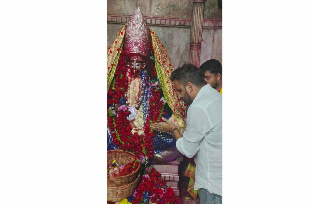 BJP leader Rupesh Pandey offering prayers and receiving sacred chunri at Maa Tara Temple in Tarapith